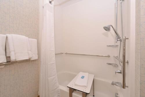 Habitación adaptada para personas con movilidad reducida/discapacidad auditiva - Cama extragrande del hotel Holiday Inn Express Olean, An Ihg. Foto 4