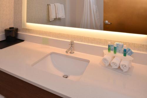 Suite con cama extragrande y sofá cama del hotel Holiday Inn Express Olean, An Ihg. Foto 4