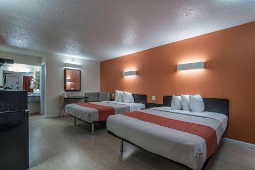 Habitación con 2 camas grandes - Fumadores del hotel Motel 6 Albany, Ny - Airport. Foto 7