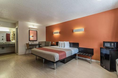 Habitación con cama extragrande - Fumadores del hotel Motel 6 Albany, Ny - Airport. Foto 3