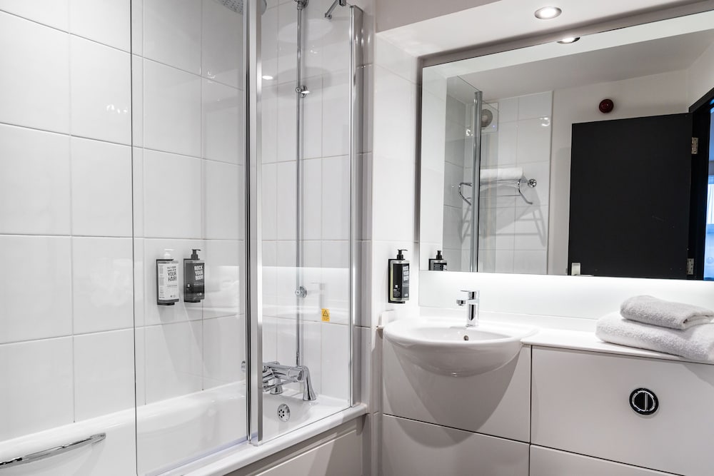 Habitación Estándar con 1 cama doble del hotel Ibis Coleraine Riverside. Foto 3