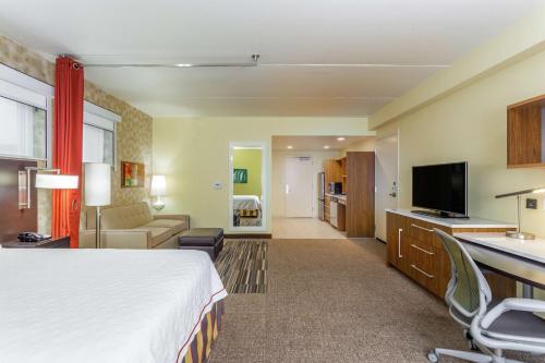 Suite Estudio con cama grande - Adaptada para personas con discapacidad auditiva - No fumadores del hotel Home2 Suites By Hilton Albany Wolf Rd. Foto 1