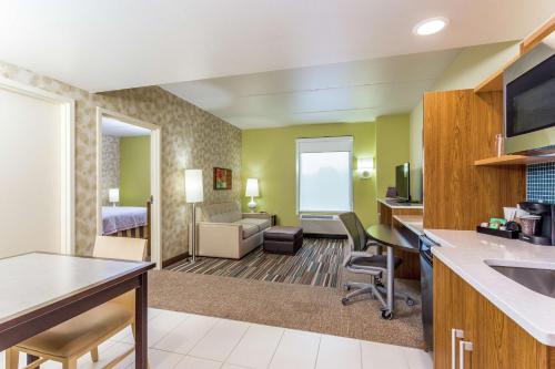 Suite con 1 dormitorio y cama grande - No fumadores del hotel Home2 Suites By Hilton Albany Wolf Rd. Foto 4