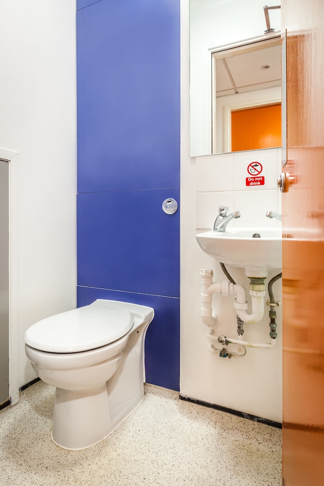 Habitación estándar con 2 camas individuales, 2 camas individuales, baño compartido del hotel Lse High Holborn - Campus Accommodation. Foto 4