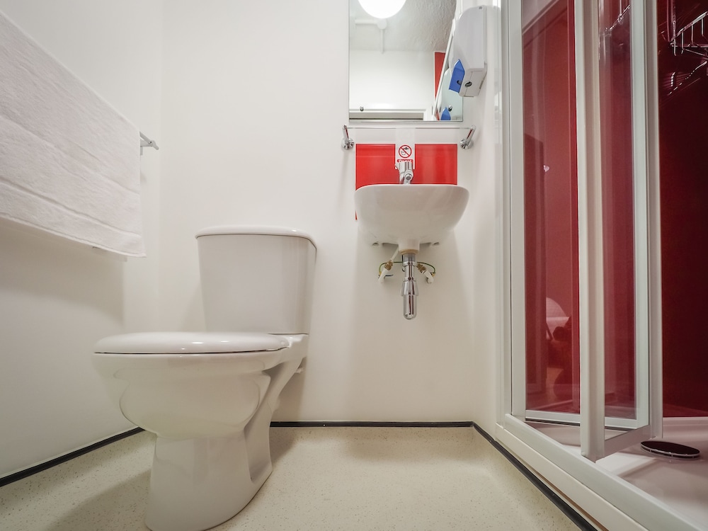 Habitación triple estándar, 3 camas individuales, baño privado del hotel Lse High Holborn - Campus Accommodation. Foto 4