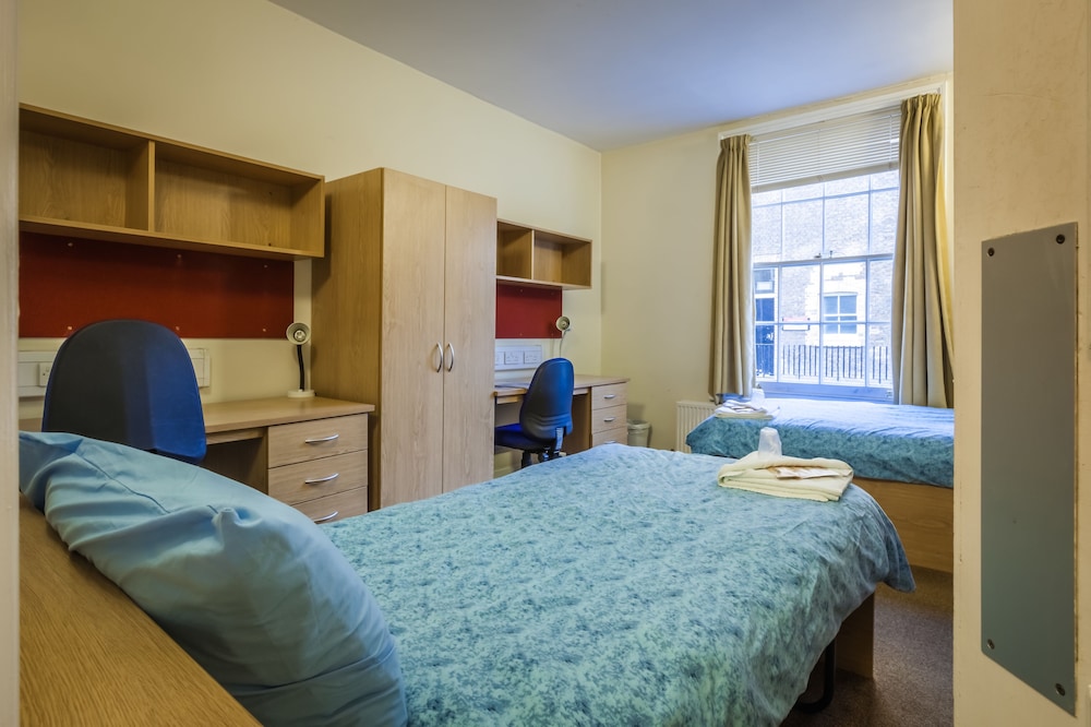 Habitación básica con 2 camas individuales, 2 camas individuales, baño privado del hotel Lse Passfield Hall - Campus Accommodation. Foto 2