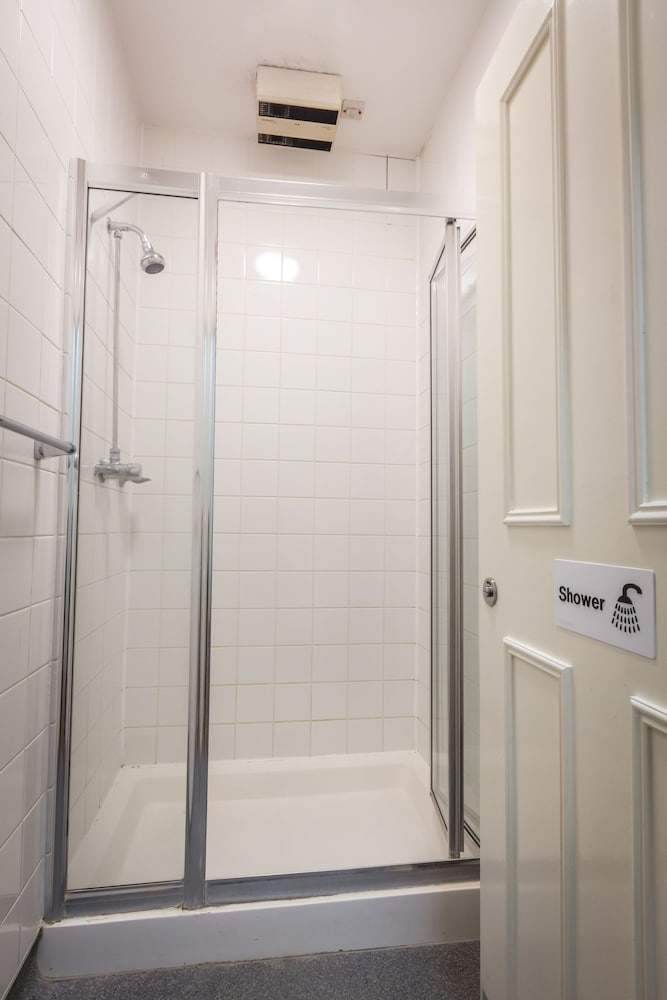 Habitación básica con 2 camas individuales, 2 camas individuales, baño compartido del hotel Lse Passfield Hall - Campus Accommodation. Foto 4