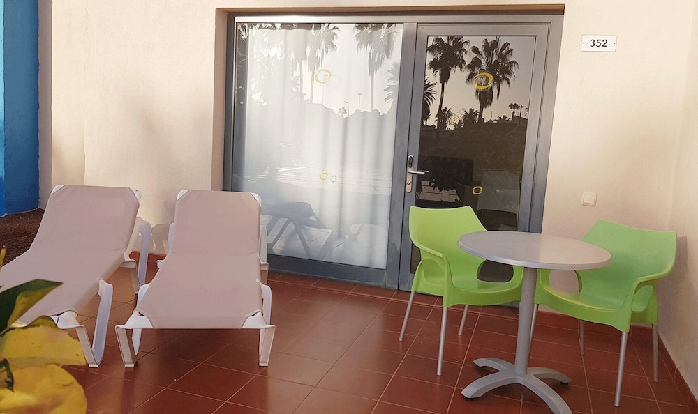 Apartamento 2 habitaciones Sofá Cama incluido 4 camas individuales del hotel Caybeach Caleta. Foto 4