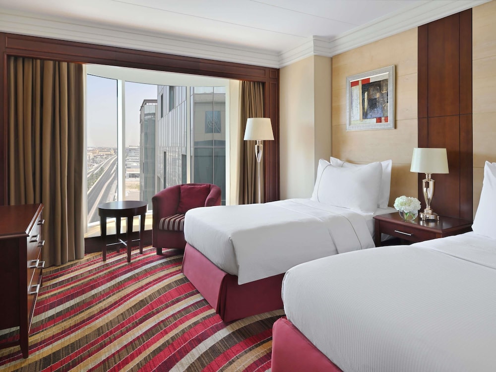 Suite Business, varias camas del hotel Mövenpick City Star Jeddah. Foto 3