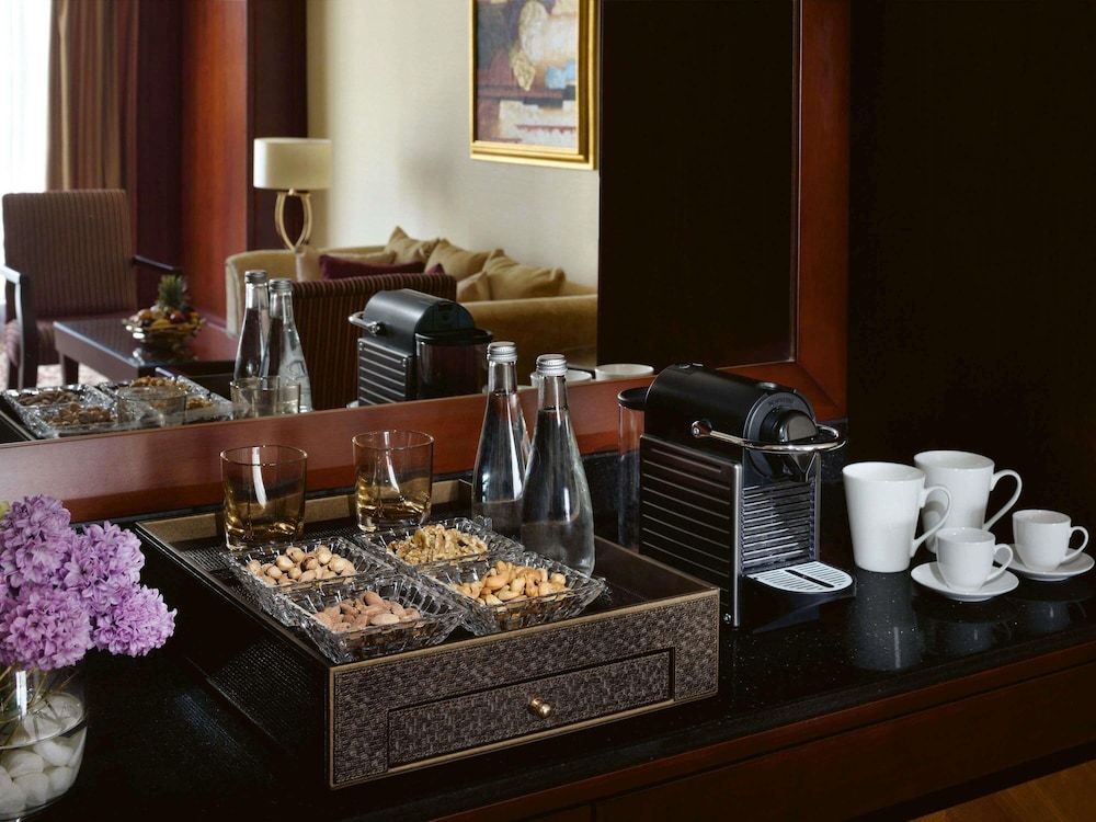 Suite Business, varias camas del hotel Mövenpick City Star Jeddah. Foto 4