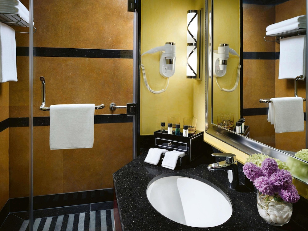 Suite, 1 cama de matrimonio grande (Diplomatic) del hotel Mövenpick City Star Jeddah. Foto 8