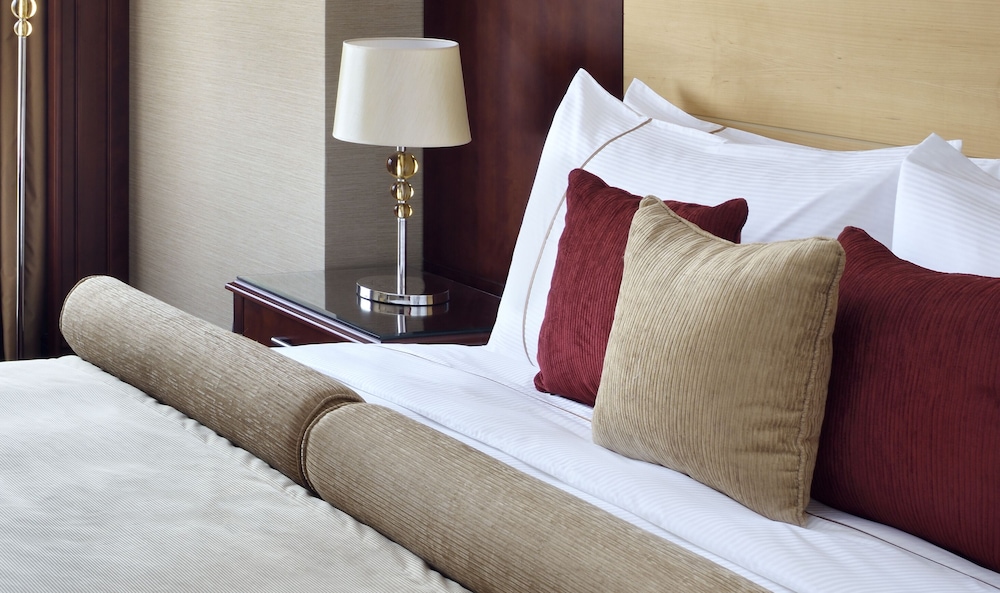 Habitación superior, 1 cama de matrimonio grande del hotel Mövenpick City Star Jeddah. Foto 1