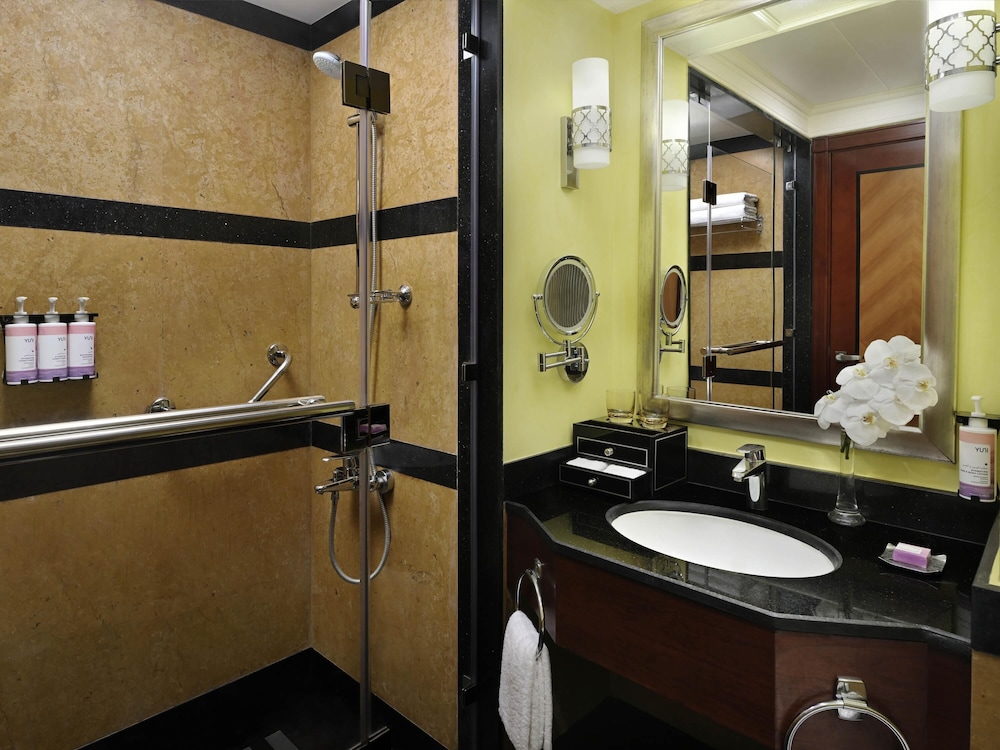 Habitación superior, 1 cama de matrimonio grande del hotel Mövenpick City Star Jeddah. Foto 6