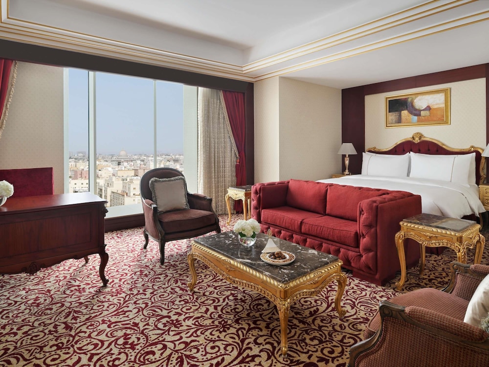 Suite Royal del hotel Mövenpick City Star Jeddah. Foto 1