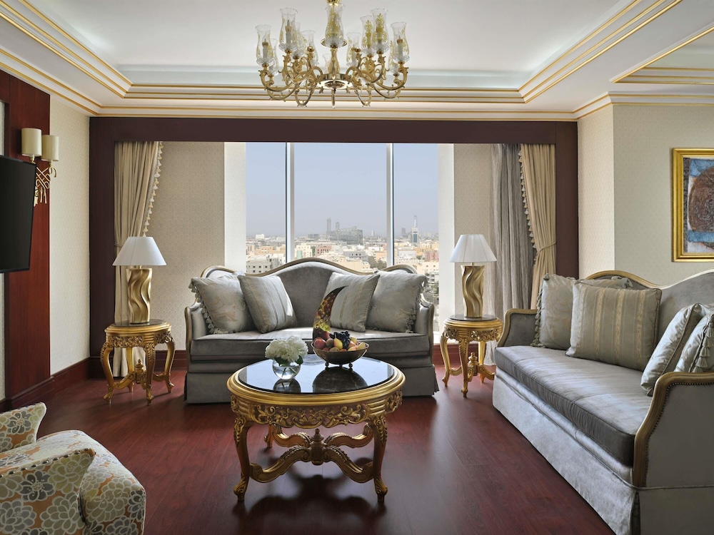 Suite Royal del hotel Mövenpick City Star Jeddah. Foto 3