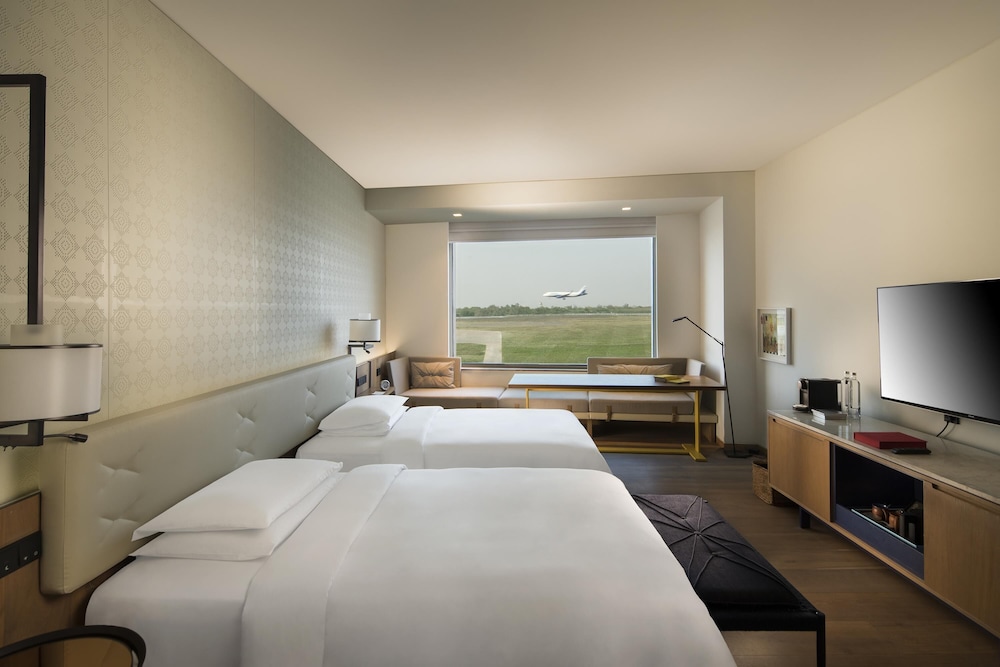 Habitación Deluxe, 2 camas individuales (Runway View) del hotel Andaz Delhi - A Concept By Hyatt
