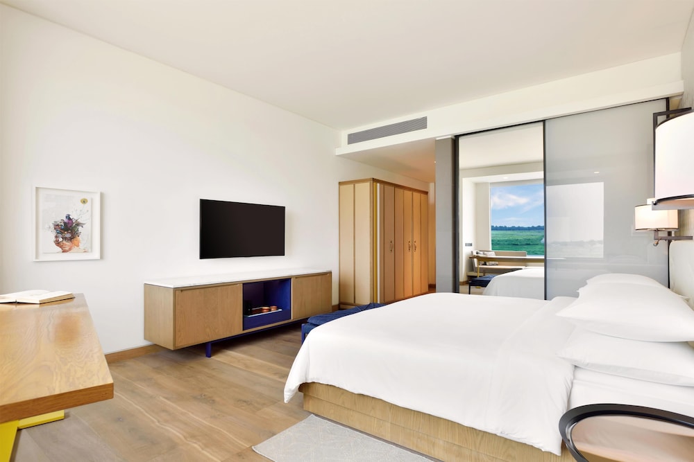 Habitación Deluxe, 1 cama de matrimonio grande del hotel Andaz Delhi - A Concept By Hyatt. Foto 3