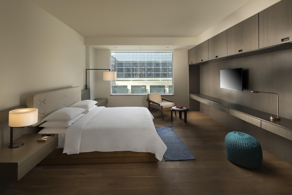 Habitación Deluxe, 1 cama de matrimonio grande del hotel Andaz Delhi - A Concept By Hyatt. Foto 5