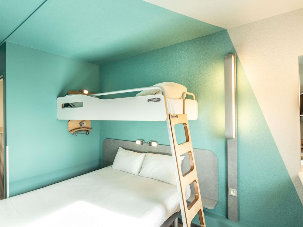 TRIPLE - Habitación con una cama grande y una litera del hotel Ibis Budget Bourges