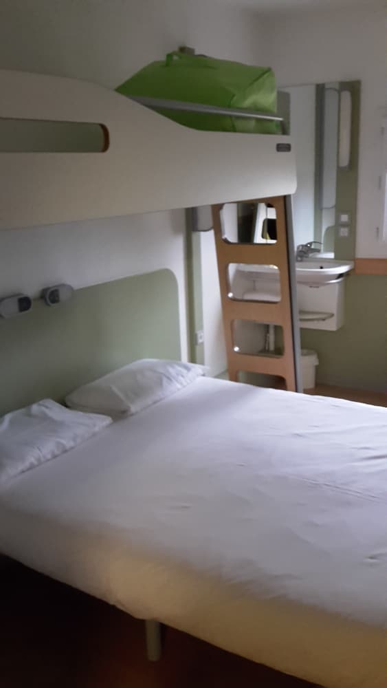 TRIPLE - Habitación con una cama grande y una litera del hotel Ibis Budget Bourges. Foto 1