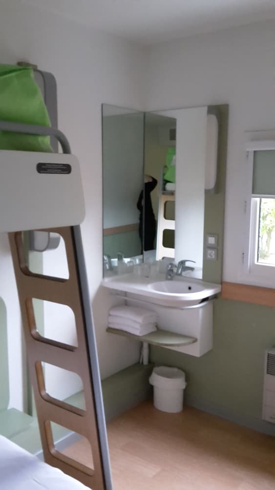 TRIPLE - Habitación con una cama grande y una litera del hotel Ibis Budget Bourges. Foto 2