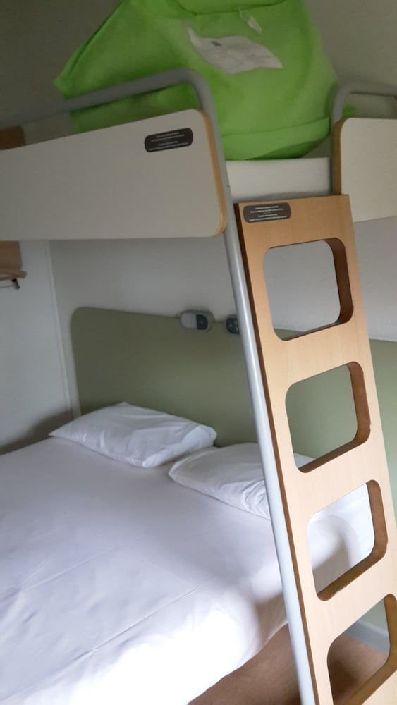 TRIPLE - Habitación con una cama grande y una litera del hotel Ibis Budget Bourges. Foto 3