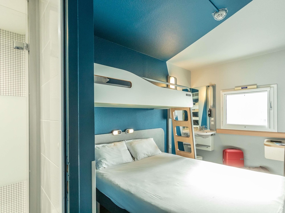 TRIPLE - Habitación con una cama grande y una litera del hotel Ibis Budget Bourges. Foto 4