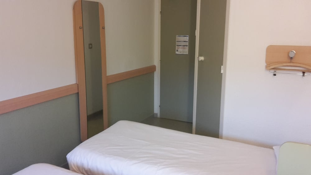 TWIN - Habitación con dos camas individuales para hasta 2 personas del hotel Ibis Budget Bourges. Foto 2