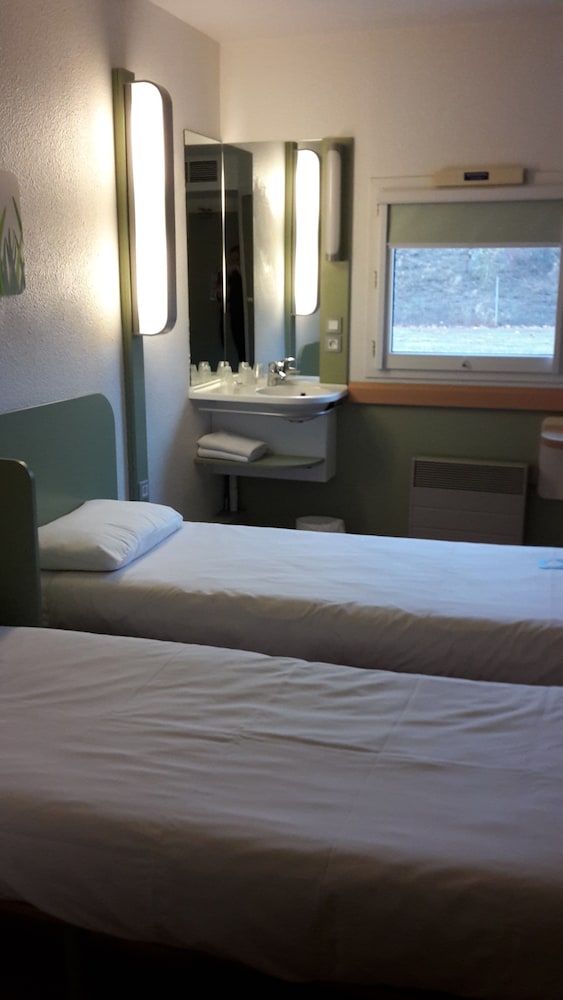 TWIN - Habitación con dos camas individuales para hasta 2 personas del hotel Ibis Budget Bourges. Foto 3