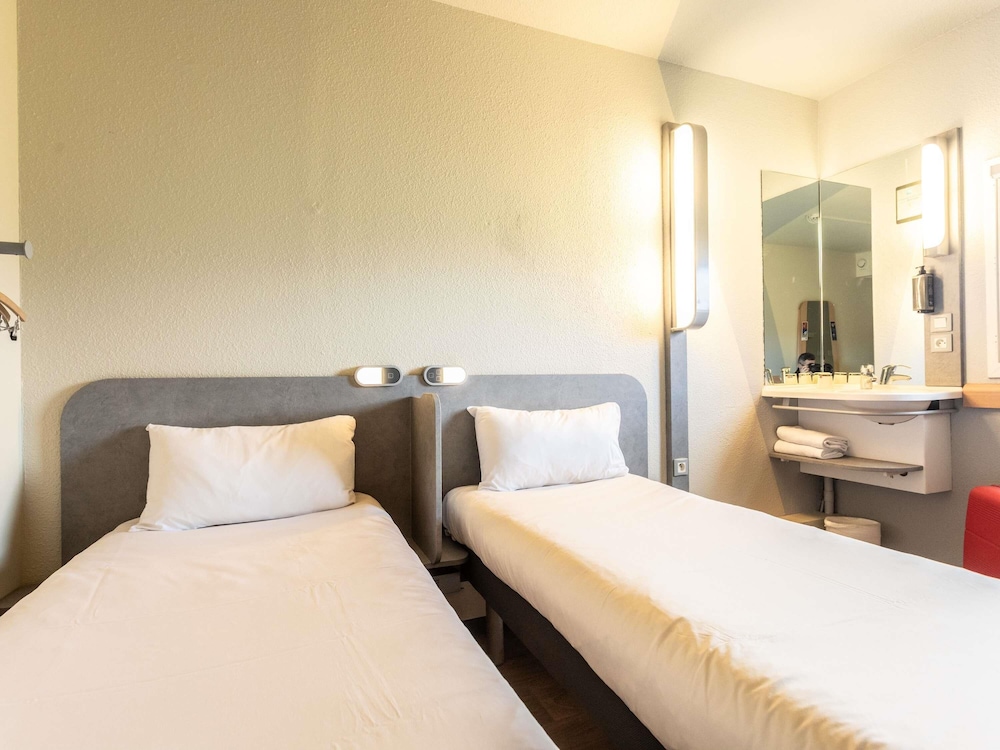 TWIN - Habitación con dos camas individuales para hasta 2 personas del hotel Ibis Budget Bourges. Foto 4