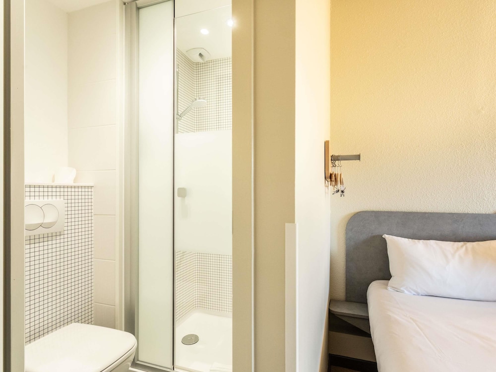 TWIN - Habitación con dos camas individuales para hasta 2 personas del hotel Ibis Budget Bourges. Foto 5