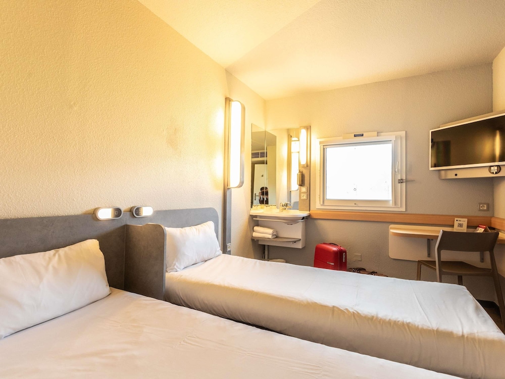 TWIN - Habitación con dos camas individuales para hasta 2 personas del hotel Ibis Budget Bourges. Foto 6
