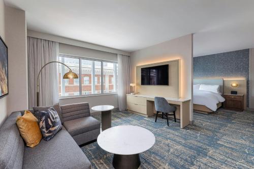 Suite Junior con cama extragrande del hotel The Westin Buffalo