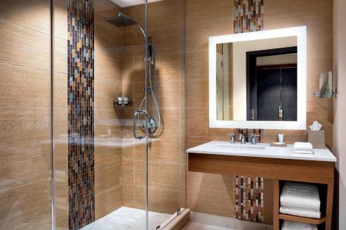 Suite Executive - Cama extragrande del hotel The Westin Buffalo. Foto 5