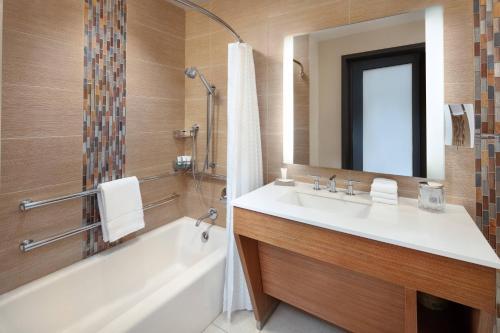 Habitación tradicional adaptada para personas con movilidad reducida y discapacidad auditiva con ducha accesible en silla de ruedas - 2 camas grandes del hotel The Westin Buffalo. Foto 4