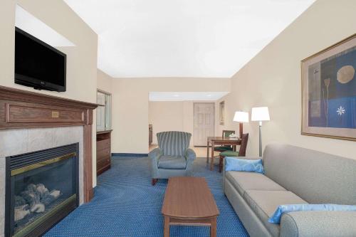 Suite con cama extragrande - No fumadores del hotel Wingate By Wyndham Ellicottville. Foto 1
