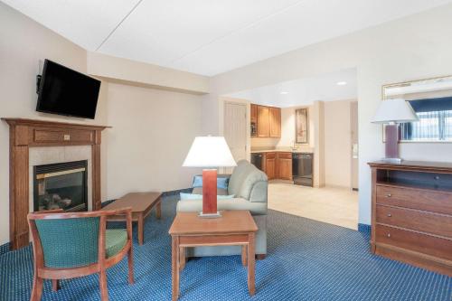 Suite con cama extragrande - No fumadores del hotel Wingate By Wyndham Ellicottville. Foto 2