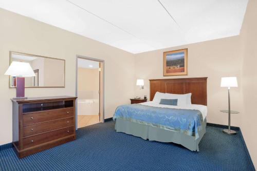 Suite con cama extragrande - No fumadores del hotel Wingate By Wyndham Ellicottville. Foto 3