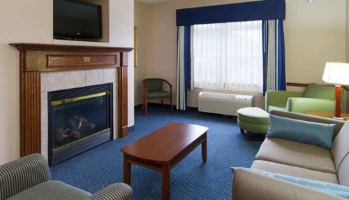 Suite con cama extragrande - No fumadores del hotel Wingate By Wyndham Ellicottville. Foto 5