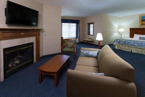 Suite con cama extragrande - No fumadores del hotel Wingate By Wyndham Ellicottville. Foto 6