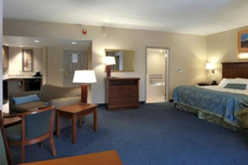 Suite con cama extragrande - No fumadores del hotel Wingate By Wyndham Ellicottville. Foto 7