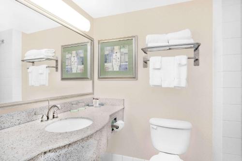 Suite con 2 camas grandes - No fumadores del hotel Wingate By Wyndham Ellicottville. Foto 3
