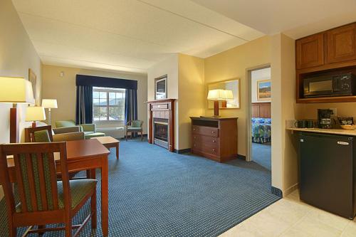 Suite con 2 camas grandes - No fumadores del hotel Wingate By Wyndham Ellicottville. Foto 5