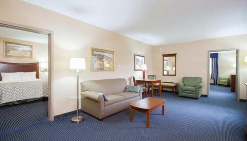 Suite de 2 dormitorios con 4 camas grandes - No fumadores del hotel Wingate By Wyndham Ellicottville. Foto 2