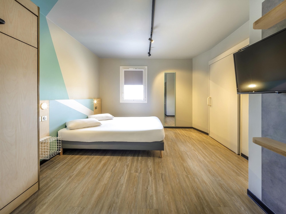 Habitación estándar con 1 cama doble y 1 cama individual del hotel Ibis Budget Forbach Centre. Foto 5