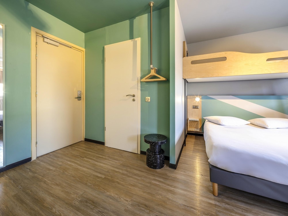 Habitación familiar con 1 cama doble y 2 camas individuales del hotel Ibis Budget Forbach Centre
