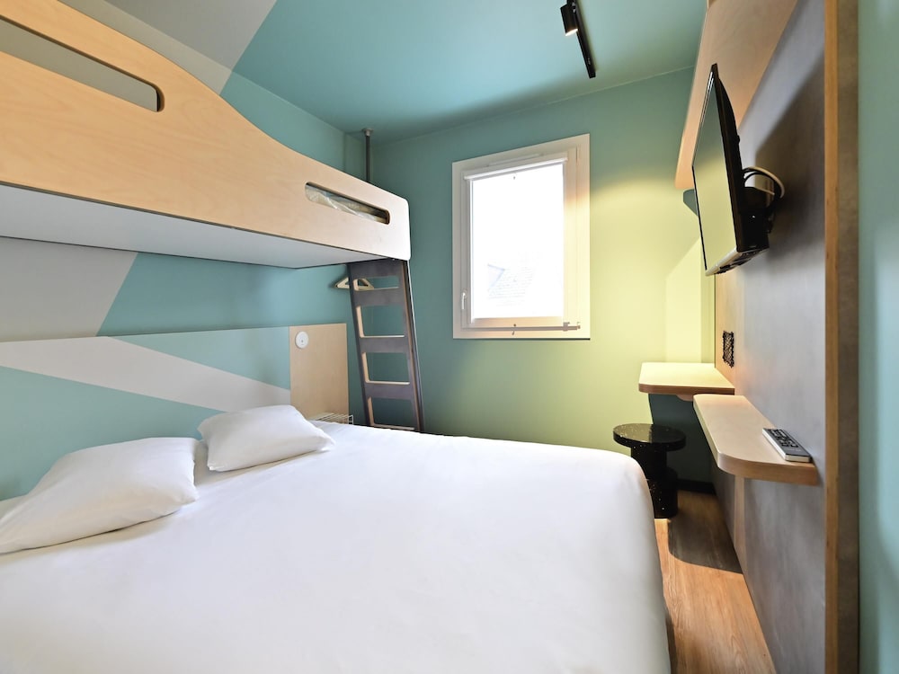 Habitación familiar con 1 cama doble y 2 camas individuales del hotel Ibis Budget Forbach Centre. Foto 1