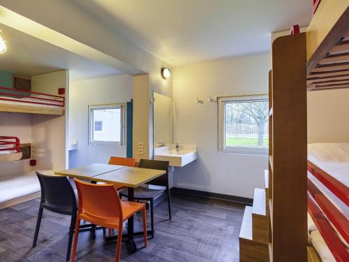 Habitación estándar con 6 camas individuales del hotel Hotelf1 Geneve Ferney Airport