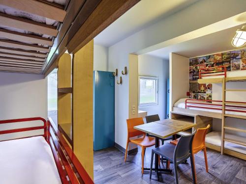 Habitación estándar con 6 camas individuales del hotel Hotelf1 Geneve Ferney Airport. Foto 2