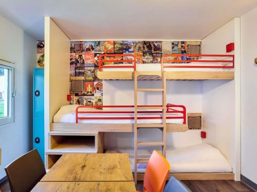 Habitación estándar con 6 camas individuales del hotel Hotelf1 Geneve Ferney Airport. Foto 4